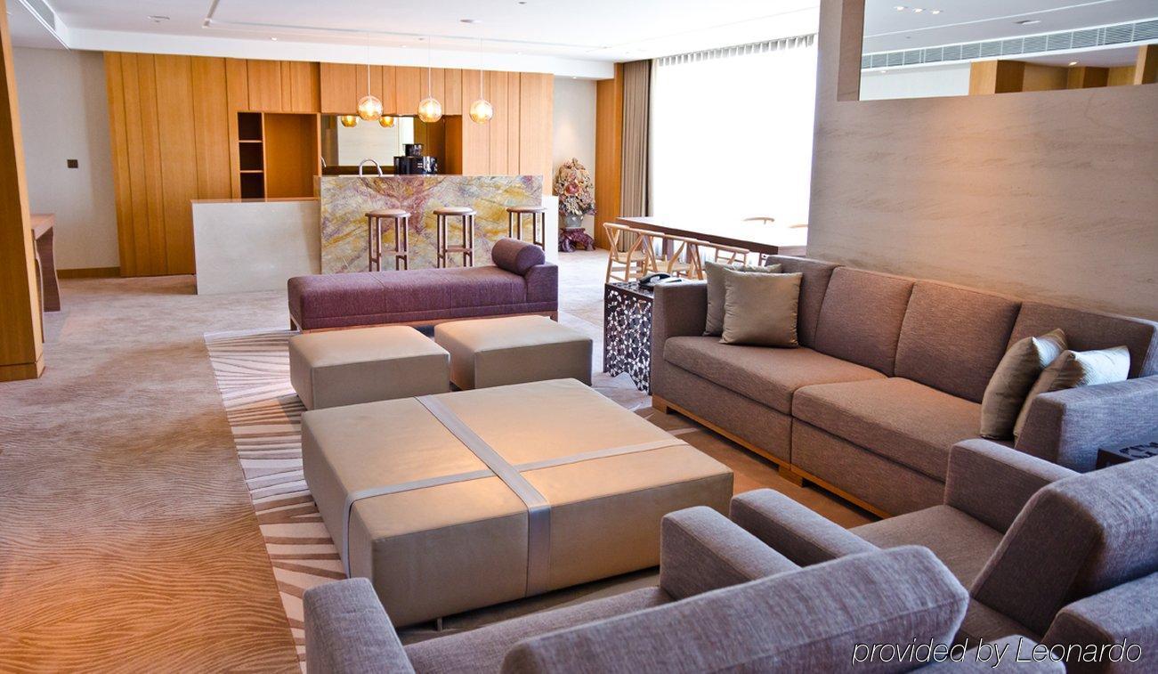 Millennium Hotel Taichung Exterior foto The living room of a three-bedroom suite